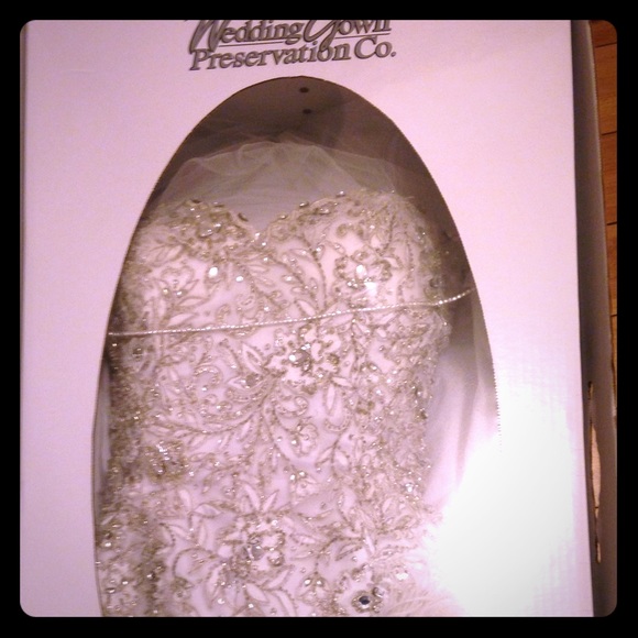 Wedding dress - Picture 1 of 2